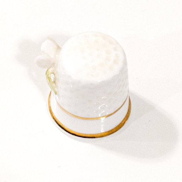 MARURI MASTERPIECE Thimble / July Birthday Flower Gold Trim / Vintage Bone China - Picture 4 of 4